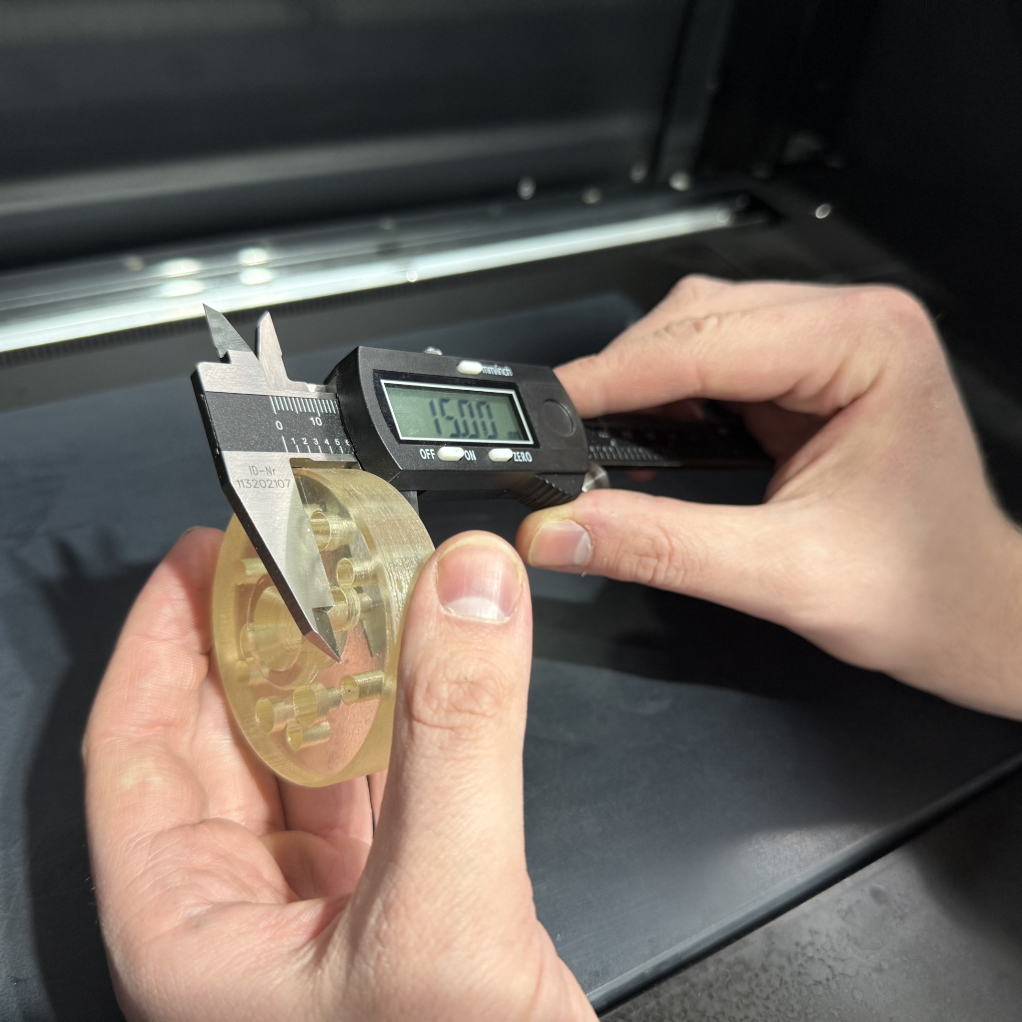 Maßprüfung eines transparenten PolyJet-Präzisionsteils