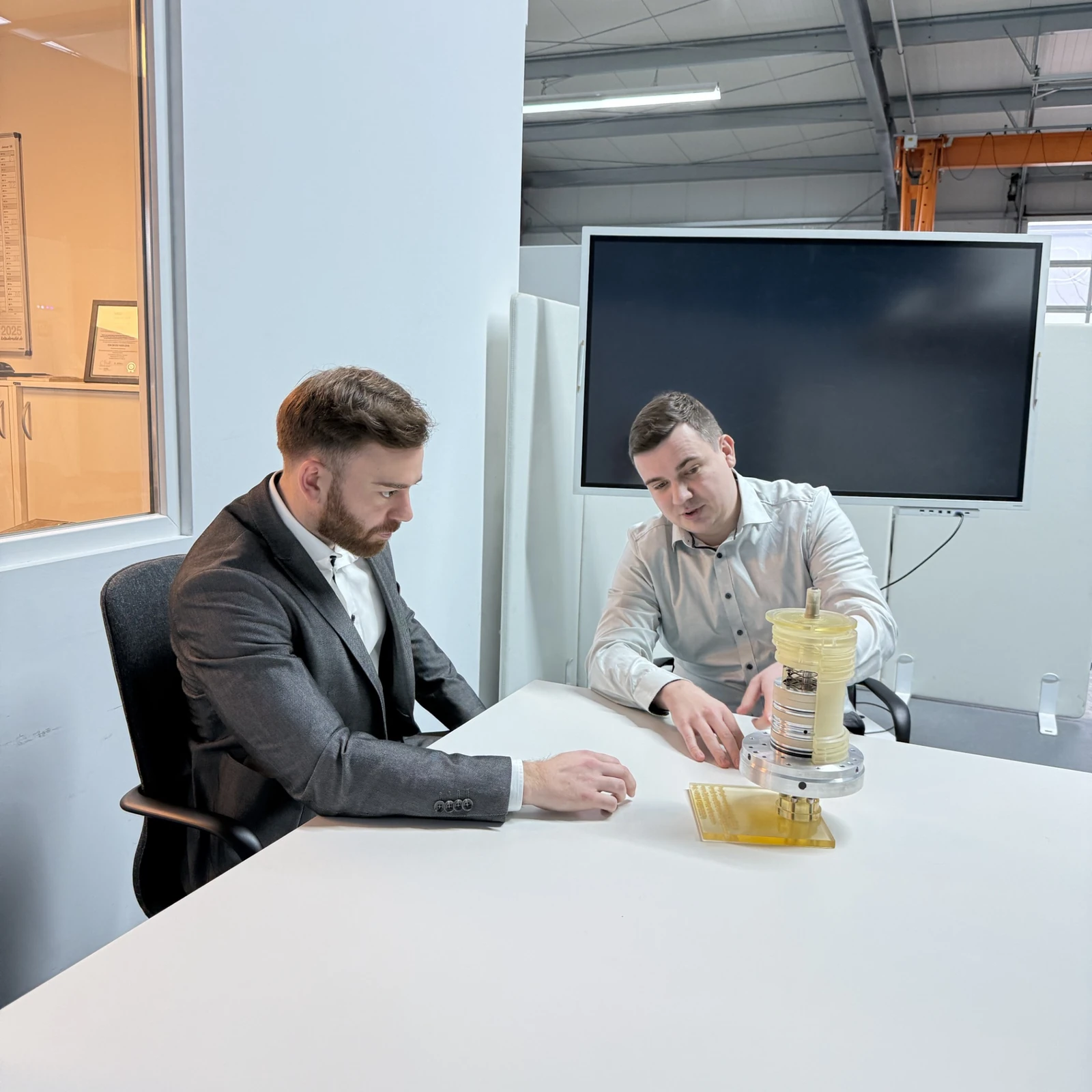 Simon Doms und ein Gesprächspartner bei der technischen Abstimmung an einem Prototyp